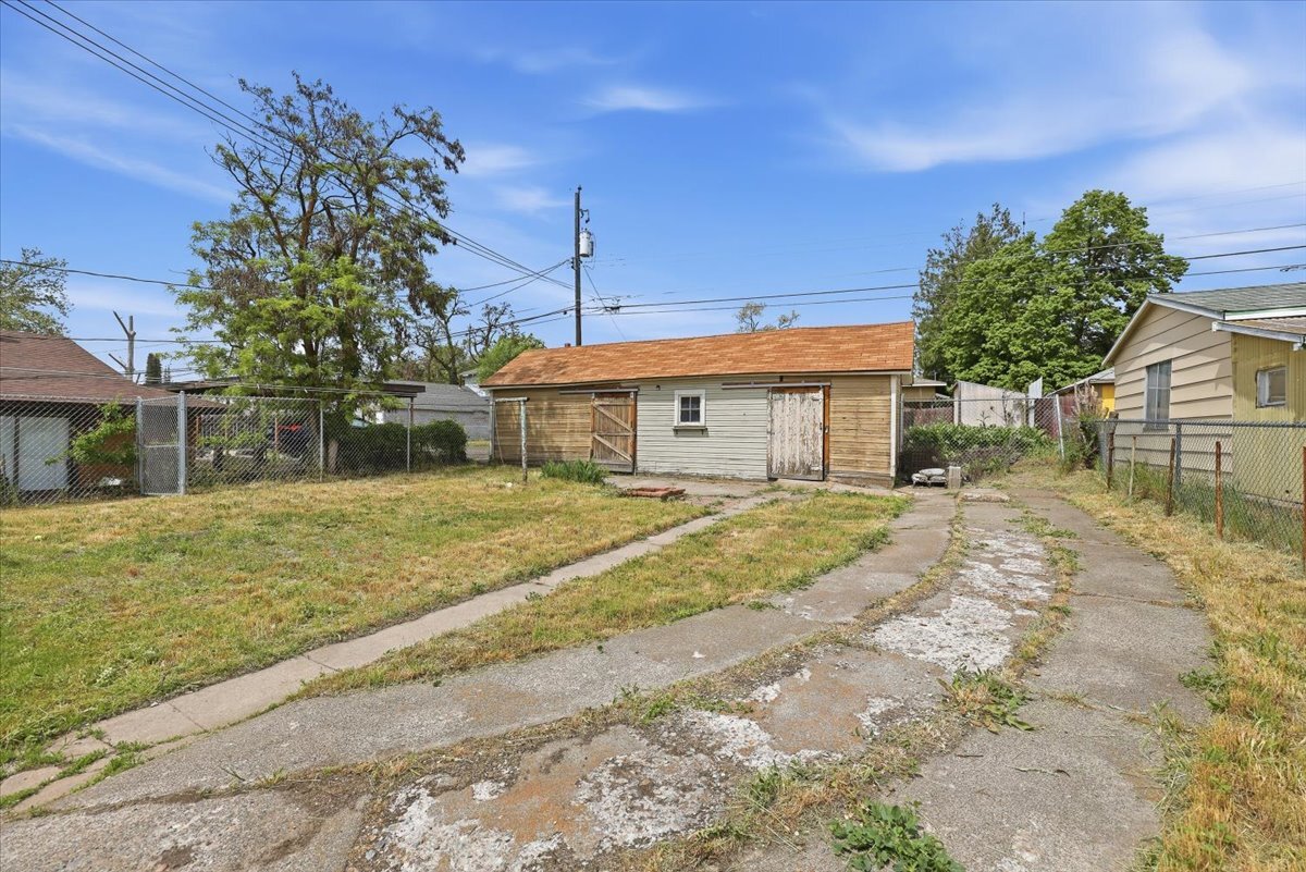 Large yard - 420 W Shannon Ave
