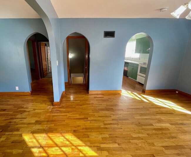 Building Photo - Very Unique 5 Bedroom Home on Large Lot