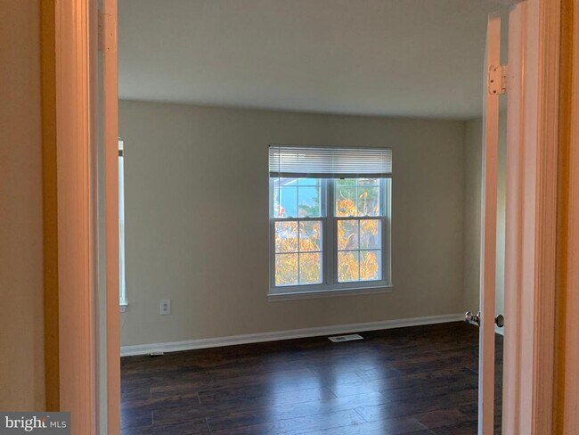 Building Photo - 1658 Colonial Way