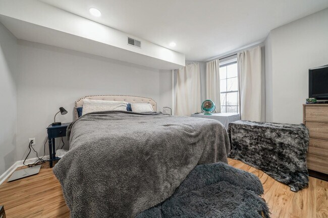 Building Photo - 318 2nd St