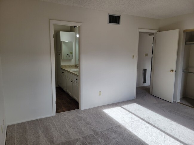 Building Photo - 2 Bed / 2 Bath Top Level Condo with A/C! -...