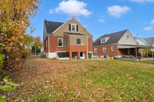 Building Photo - 4923 Lasalle Ave