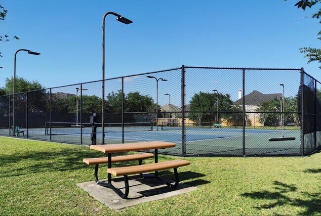 Building Photo - 2611 S Breeze Dr