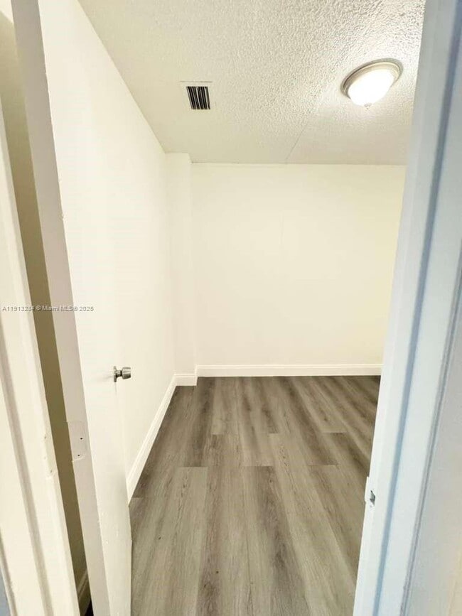 Building Photo - 405 SE 23rd Ave