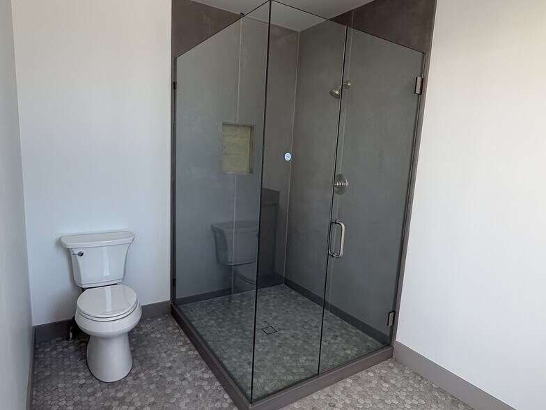 Primary bathroom 3 - 806 S Jefferson St