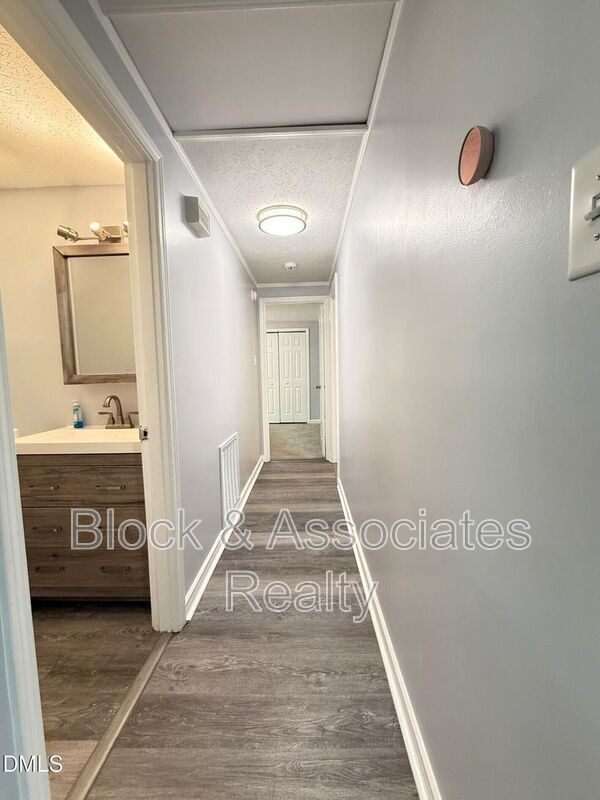 Building Photo - 801 Carter Ave