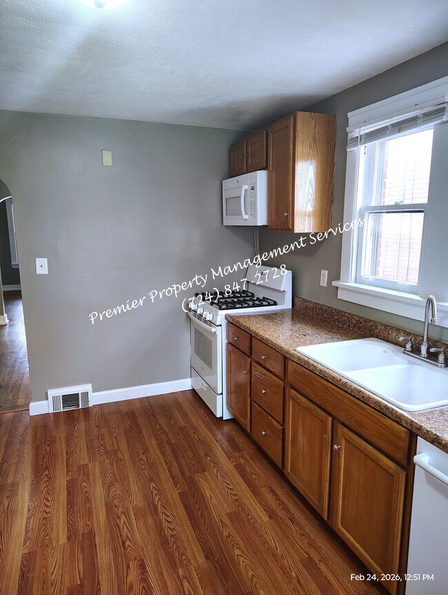 Building Photo - 903 23rd St