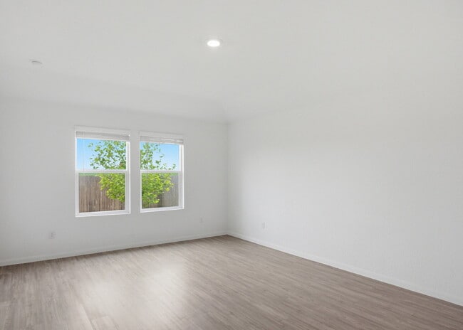 Building Photo - 4 Bedroom Home with Open Layout and Refrigerator Included