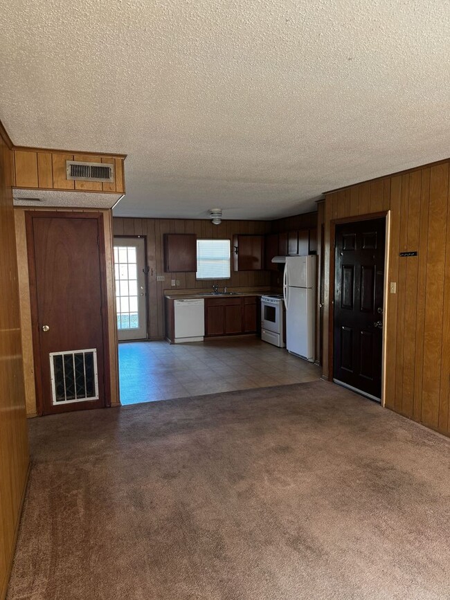 Building Photo - Welcome to Ravenwood Drive!