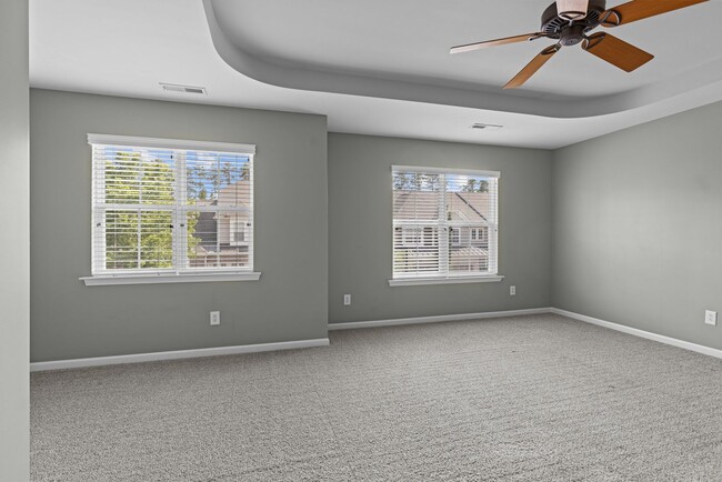 Building Photo - Gorgeous 3 Bedroom Townhome w/ Premium Finishes & Amenities - Pet Friendly!