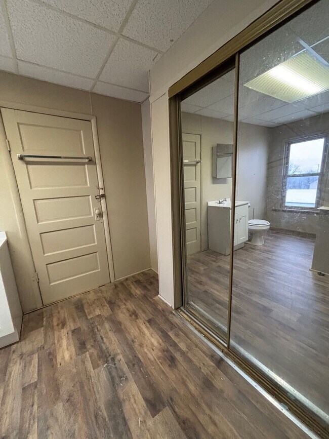 Building Photo - 3 Bdrm 1.5 Bath Duplex in Union Township