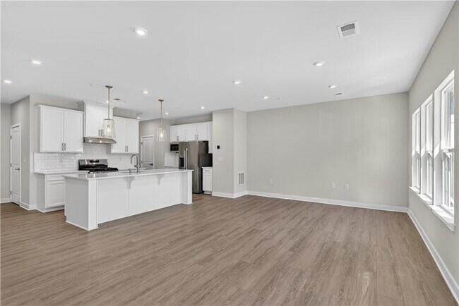 Building Photo - 325 Enchanted Ct