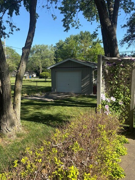Building Photo - 6284 Woodsdale Dr