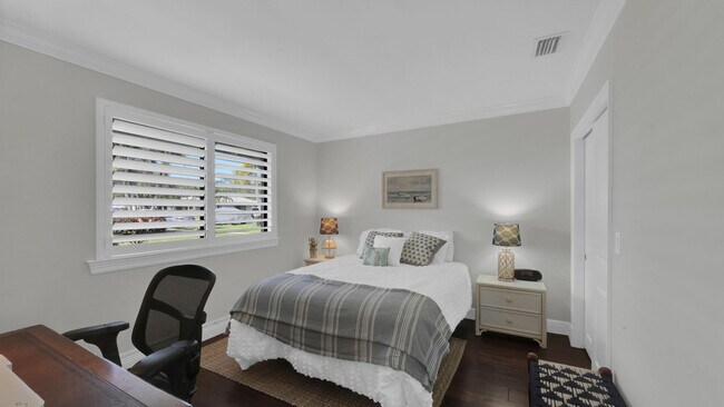 Building Photo - 515 Club Dr