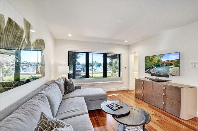 Building Photo - 2035 NE 31st Ave