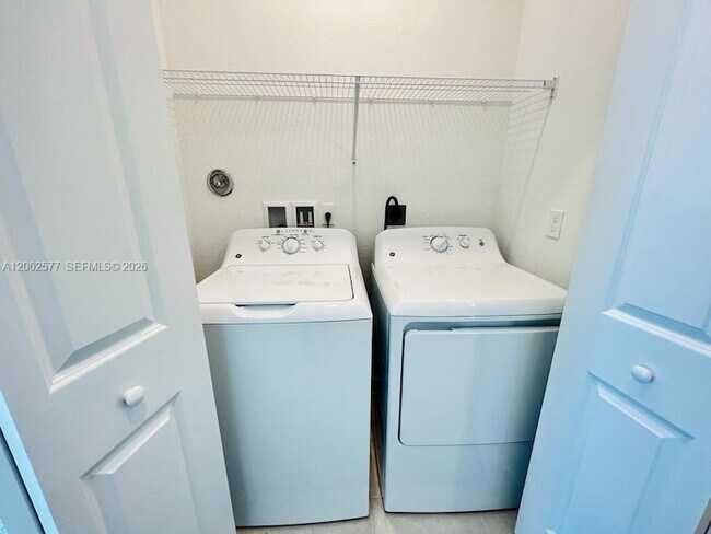 Building Photo - 212 SE Woodbark St