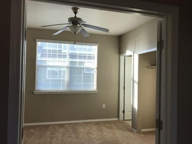 Building Photo - Beautiful 2 Bedroom, 2.5 Bath Townhome nea...