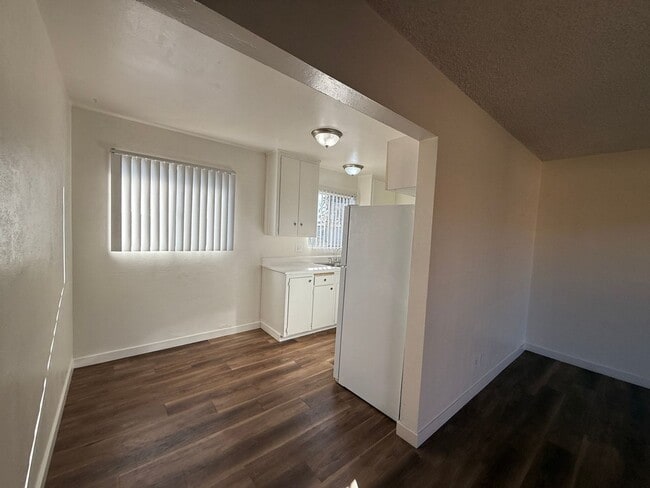 Building Photo - Downstairs One Bedroom Apartment