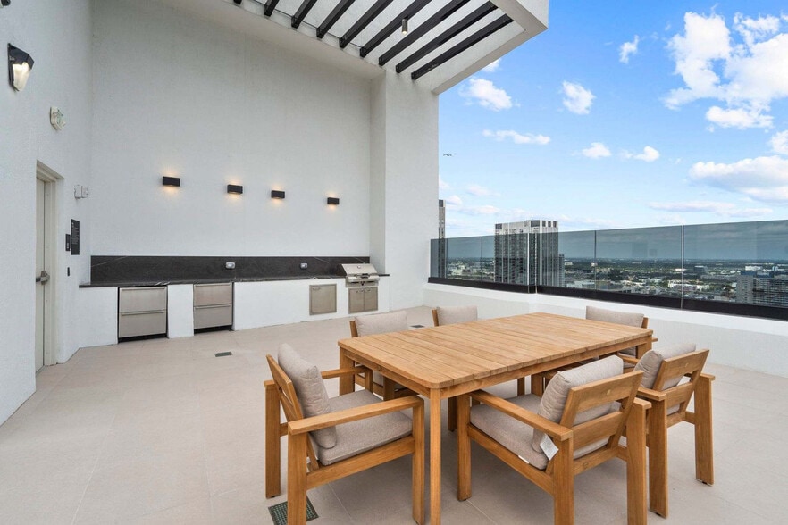 Building Photo - 225 N Miami Ave