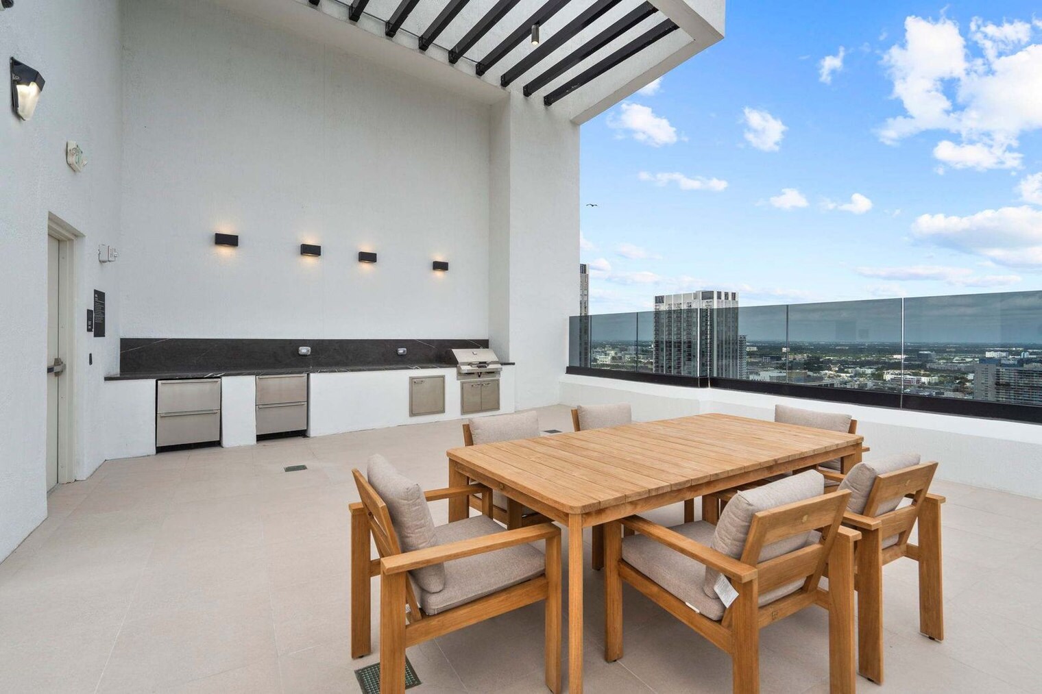 Building Photo - 225 N Miami Ave