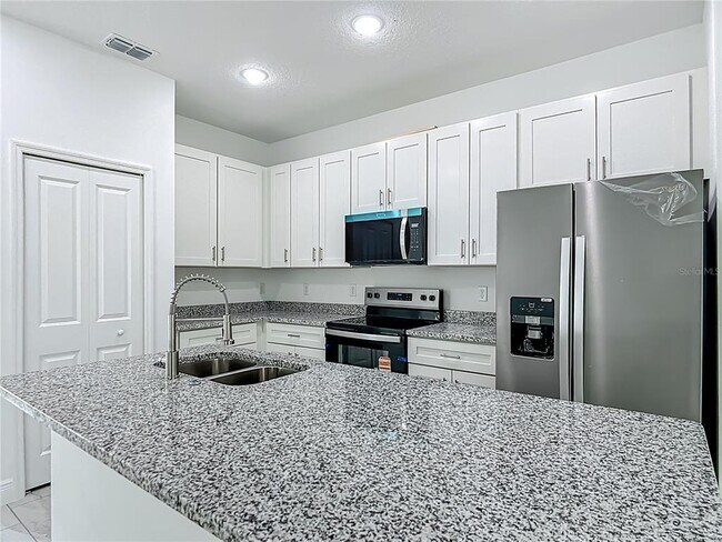 Building Photo - 5736 N Claremont Dr