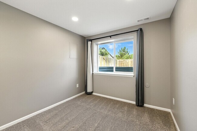 Building Photo - Beautiful, Well-Maintained 4 Bed/4 Bath Ho...