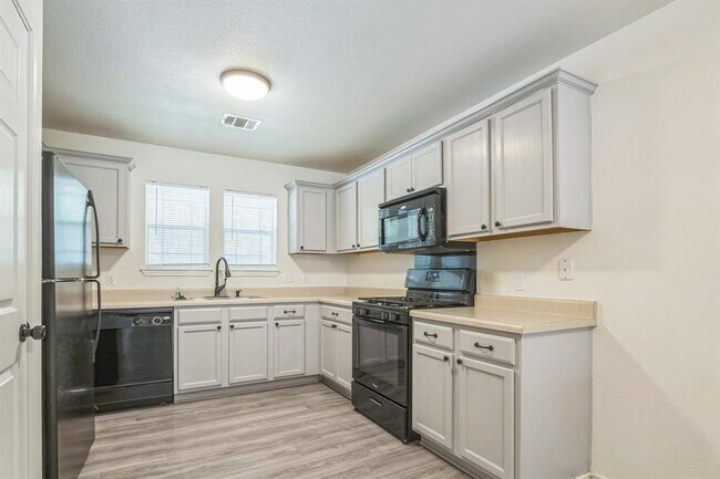 Building Photo - 508 N Cascades Ave