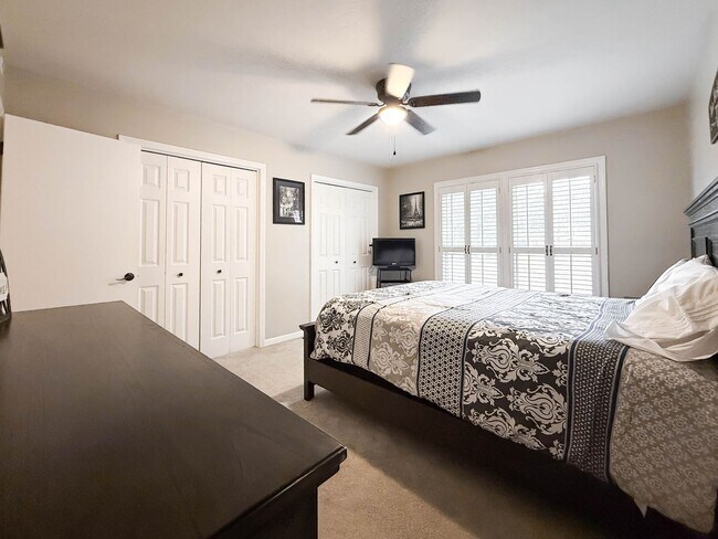 Building Photo - NO APPLICATION FEE FOR 72 HOURS! Spacious Fully-Furnished 5-Bedroom Home | Mid-Term Rental in Gre...