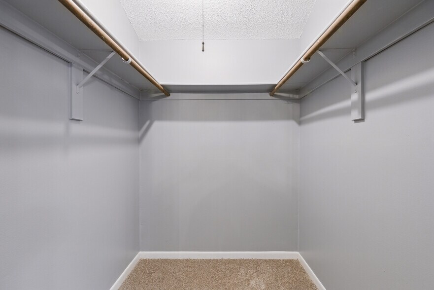 Large 2nd floor walk-in closet - 2636 Crown Ct