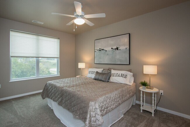 Building Photo - Spacious 1-bedroom, 1.5 bath, 1st floor, w...