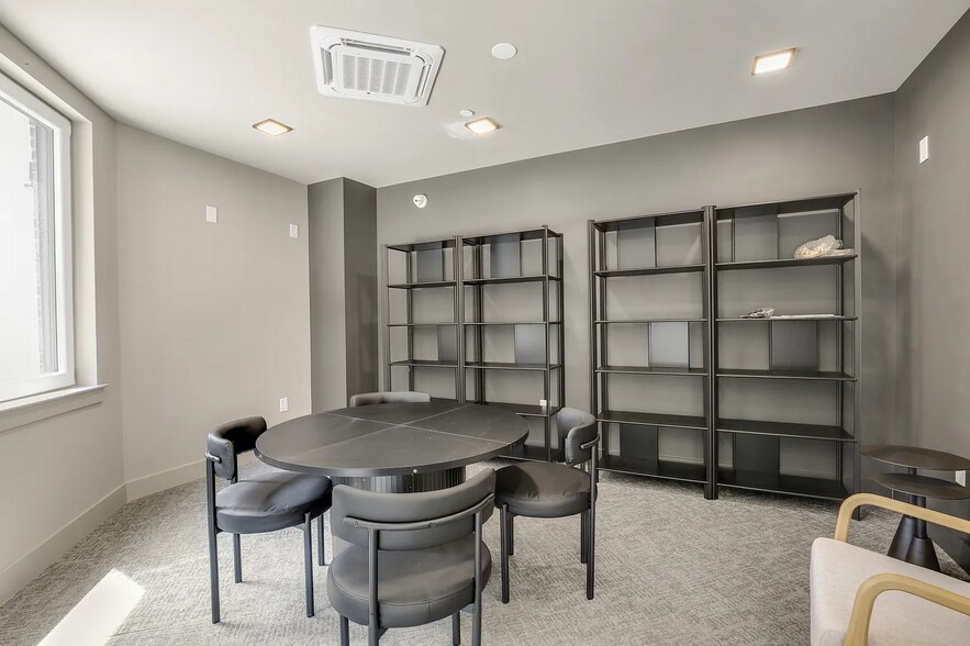 Building Photo - 2000 Dreer St