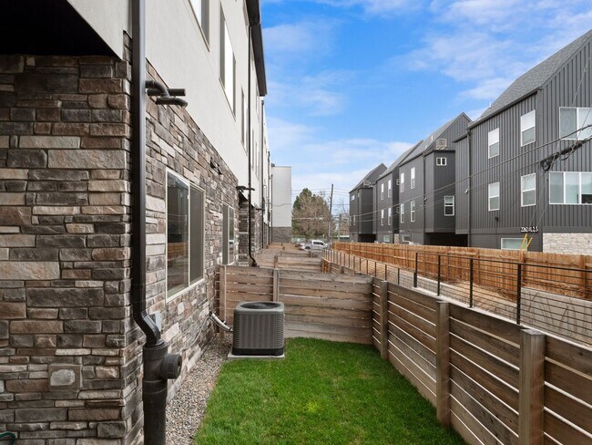 Building Photo - Modern Townhome with Mountain Views in One...