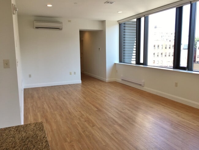 Building Photo - 875 Elm St