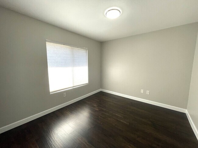 Building Photo - 1525 W Country Club Ln