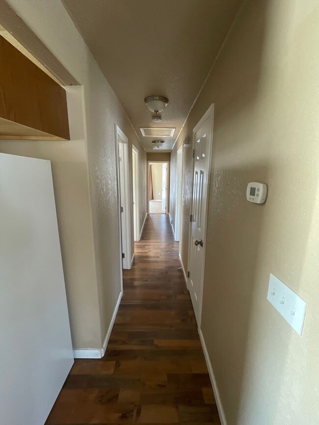 Building Photo - House- NW