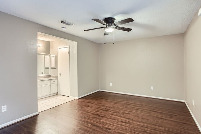 Building Photo - 5607 Circlegate Dr