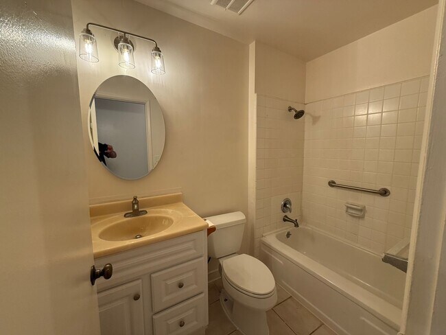 Building Photo - 949 Wainiha St