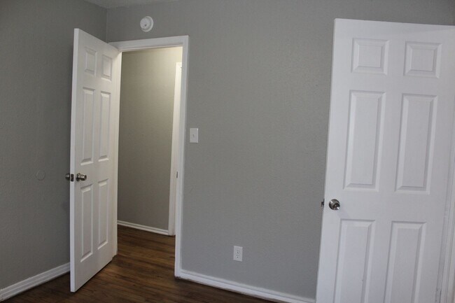 Building Photo - 3 bedrooms with appliances!