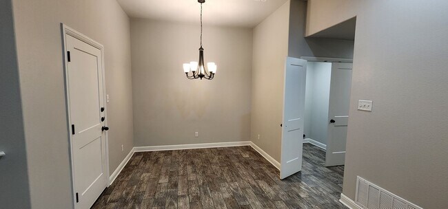 Building Photo - 2 bed/2 bath Duplex near Bunny Trail