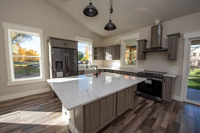 Building Photo - Beautiful and Spacious 3 Bed, 2.5 Bath Hom...