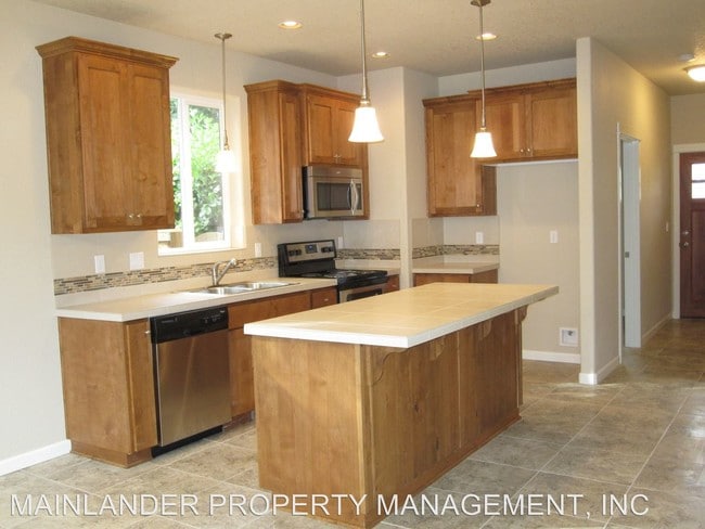 Building Photo - 2219 SE Trolley Line Ln