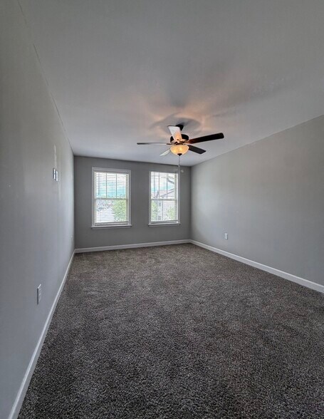 Building Photo - 1002 Villa Cir