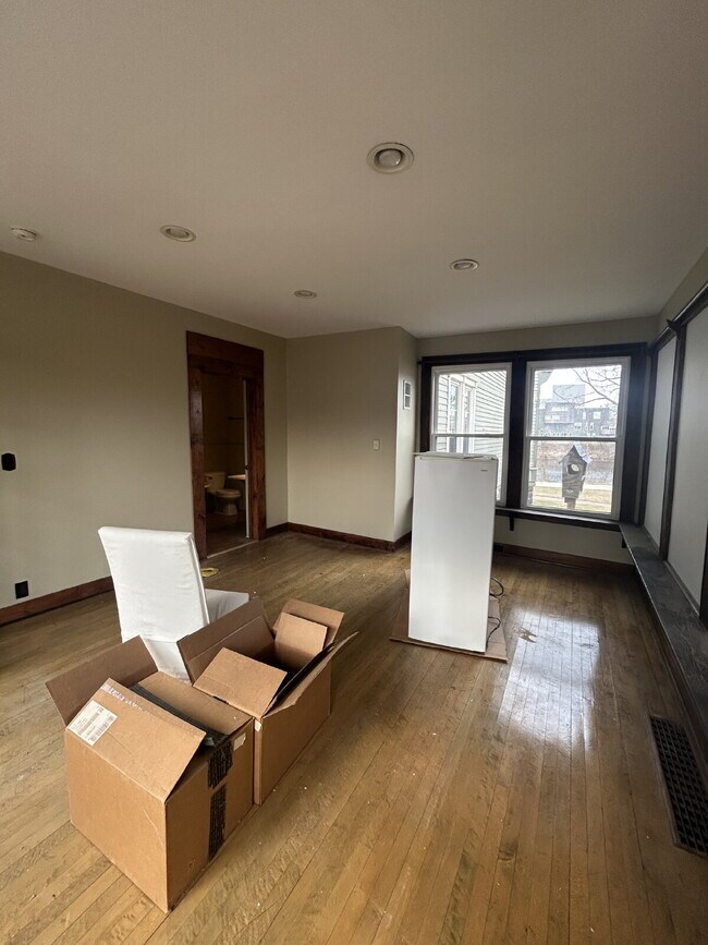 Building Photo - Studio apartment available September 1st i...