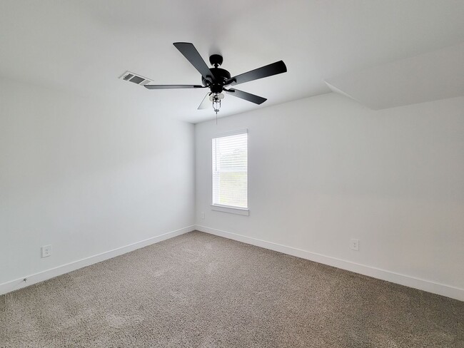 Building Photo - Very functional floor plan, has game room/home office, covered back patio on a big lot. Primary o...