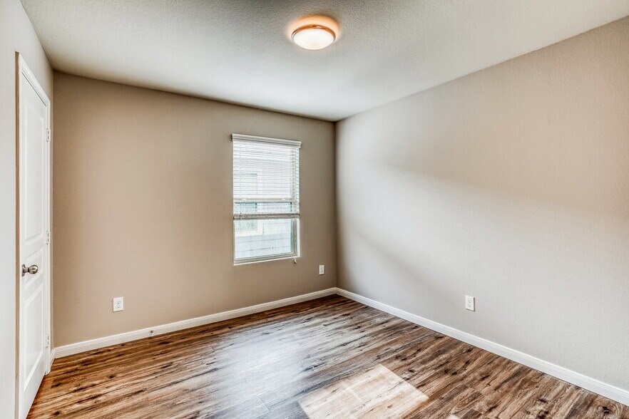 Building Photo - 6450 Dayridge Ln