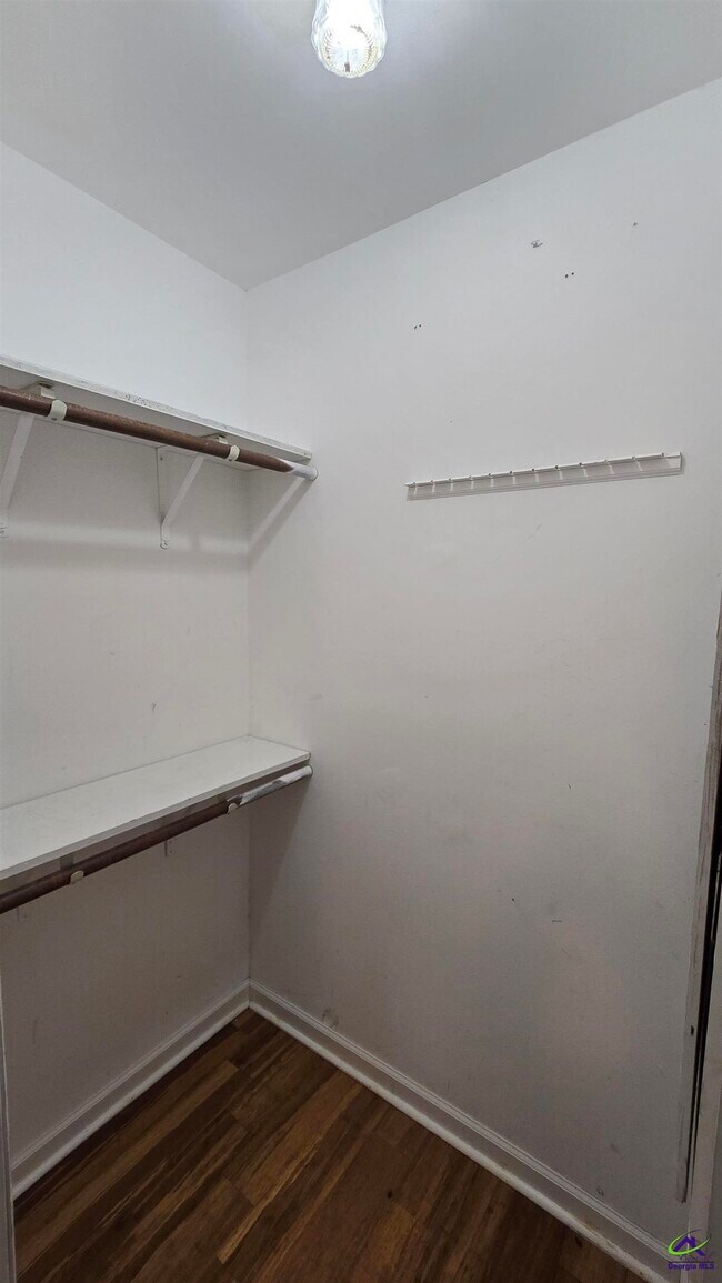 Building Photo - 201 Quail Run Dr