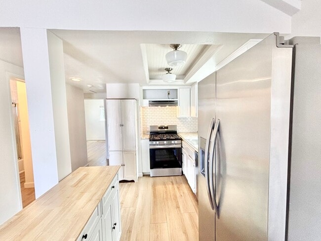 Building Photo - Oxnard | UPDATED | 2 Bed + 1 Bath- Upper u...