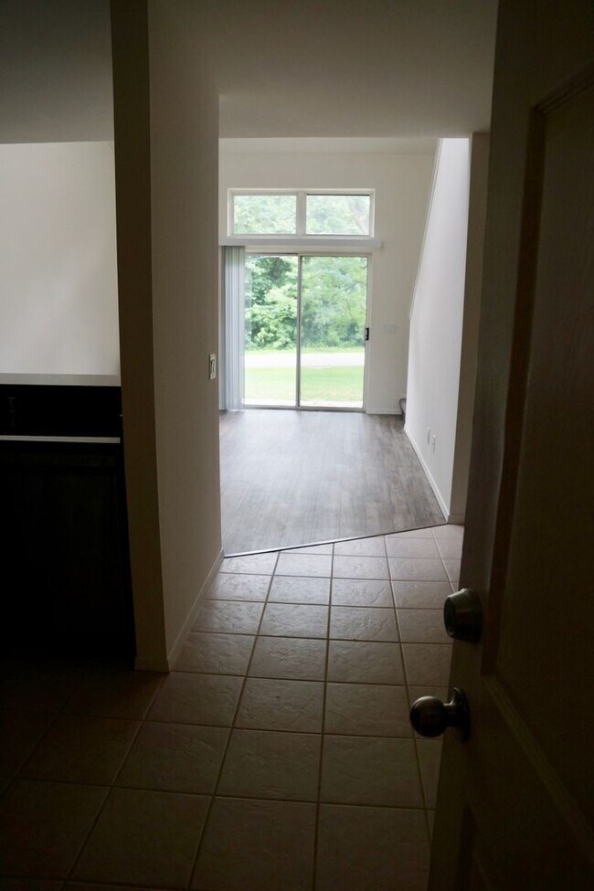 Building Photo - Great Arboretum location - lofted units - ...