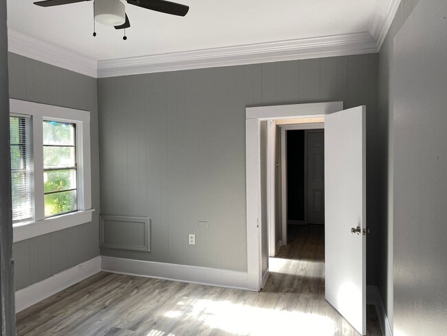 Building Photo - Remodel 2.5 Bedroom Home 1/2 Off First Mon...