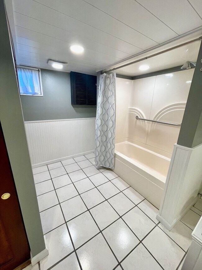 Building Photo - Very Unique 5 Bedroom Home on Large Lot